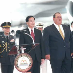 陳水扁總統抵達尼加拉瓜馬納瓜機場接受軍禮歡迎-陳水扁總統「民主外交、友誼之旅」活動照片-MOFA109179CF-2020-12-PH00051-071