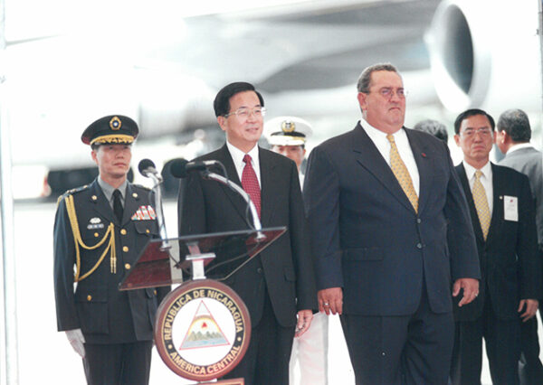 陳水扁總統抵達尼加拉瓜馬納瓜機場接受軍禮歡迎-陳水扁總統「民主外交、友誼之旅」活動照片-MOFA109179CF-2020-12-PH00051-071