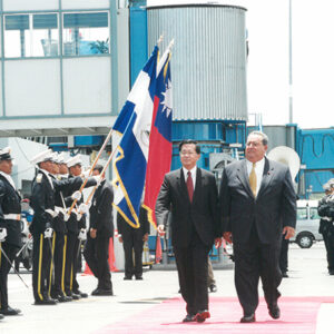陳水扁總統抵達尼加拉瓜馬納瓜機場接受軍禮歡迎-陳水扁總統「民主外交、友誼之旅」活動照片-MOFA109179CF-2020-12-PH00051-073