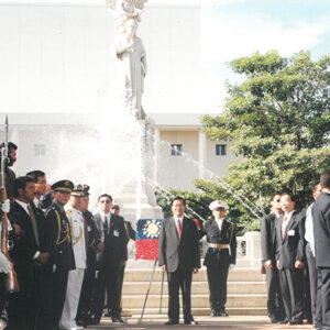 陳水扁總統於尼加拉瓜向尼國偉大詩人及外交家Ruben Dario獻花-陳水扁總統「民主外交、友誼之旅」活動照片-MOFA109179CF-2020-12-PH00051-085