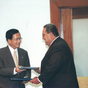 陳水扁總統於尼加拉瓜與尼國總統阿雷曼(Arnoldo Aleman Laccayo)簽屬聯合公報並舉行記者會-陳水扁總統「民主外交、友誼之旅」活動照片-MOFA109179CF-2020-12-PH00051-103