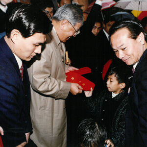 總統返鄉對晚輩贈送壓歲紅包袋-李總統照片冊-MOFA109179CF-2020-12-PH00109-070