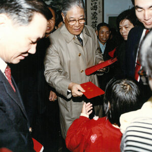 總統返鄉對晚輩贈送壓歲紅包袋-李總統照片冊-MOFA109179CF-2020-12-PH00109-071