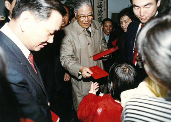 總統返鄉對晚輩贈送壓歲紅包袋-李總統照片冊-MOFA109179CF-2020-12-PH00109-071