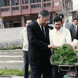 總統訪76年當選傑出專業農民廖錦塗於崙背鄉-李總統照片冊-MOFA109179CF-2020-12-PH00109-096