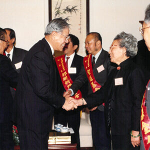 總統接見台灣省八十二年優秀志願服務人員孫龍女士等人暨八十二年績優社會福利慈善事業基金會單位代表周音喜女士等人於總統府-李總統照片冊-MOFA109179CF-2020-12-PH00114-009