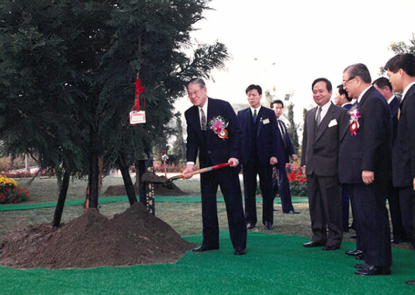 植樹紀念於台北立農公園-李總統照片冊-MOFA109179CF-2020-12-PH00114-022