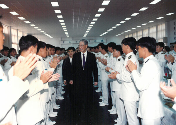 總統與海軍官校學生會餐及講話於左營-李總統照片冊-MOFA109179CF-2020-12-PH00114-060