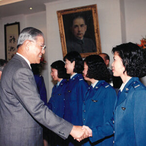 總統接見空軍新任女飛行軍官銀素惠少尉等五員暨其家長於總統府-李總統照片冊-MOFA109179CF-2020-12-PH00114-062