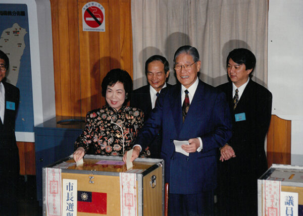 八十三年台北市市長、議員選舉總統伉儷前往投票-李總統照片冊-MOFA109179CF-2020-12-PH00117-067