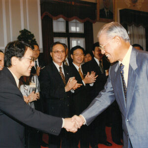 李登輝總統茶會款待第五屆亞洲台灣商會聯合總會與會代表詹德薰等人-李登輝總統活動照片冊-MOFA109179CF-2020-12-PH00163-004