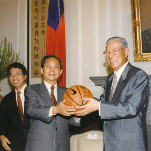 李登輝總統接見中華電信女子籃球隊職員呂學錦等人-李登輝總統活動照片冊-MOFA109179CF-2020-12-PH00163-026