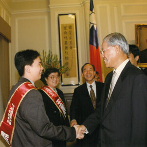 李登輝總統接見第三十六屆十大傑出青年當選人-李登輝總統活動照片冊-MOFA109179CF-2020-12-PH00163-066