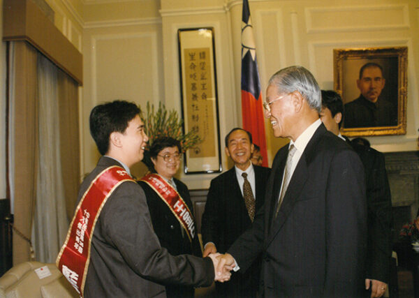 李登輝總統接見第三十六屆十大傑出青年當選人-李登輝總統活動照片冊-MOFA109179CF-2020-12-PH00163-066