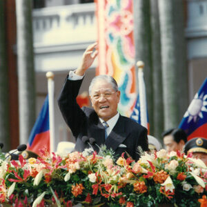 李登輝總統蒞臨國慶大會接受民眾歡呼-李登輝總統活動照片冊-MOFA109179CF-2020-12-PH00163-085