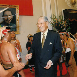 李登輝總統聆賞原住民雛族布農族合唱團表演後與團員握手致意-李登輝總統活動照片冊-MOFA109179CF-2020-12-PH00163-098