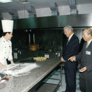 李登輝總統蒞臨國立餐旅專科學校參觀學生實習情形。-李登輝總統活動照片冊-MOFA109179CF-2020-12-PH00164-001