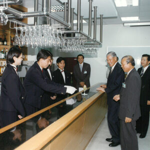 李登輝總統蒞臨國立餐旅專科學校參觀學生實習情形。-李登輝總統活動照片冊-MOFA109179CF-2020-12-PH00164-002