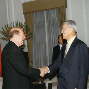 李登輝總統接見法國最高視聽委員會主席卜吉賀等人。-李登輝總統活動照片冊-MOFA109179CF-2020-12-PH00164-010