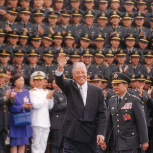 李登輝總統與三軍六校應屆畢業生合影。-李登輝總統活動照片冊-MOFA109179CF-2020-12-PH00164-015