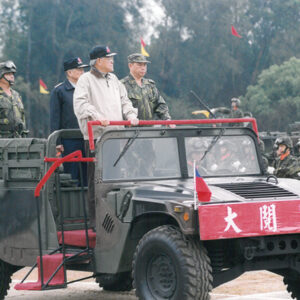 李登輝總統巡視金門南雄師裝部營。-李登輝總統活動照片冊-MOFA109179CF-2020-12-PH00164-093