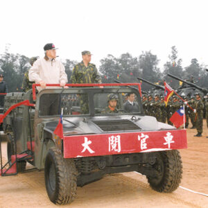 李登輝總統巡視金門南雄師裝部營。-李登輝總統活動照片冊-MOFA109179CF-2020-12-PH00164-094