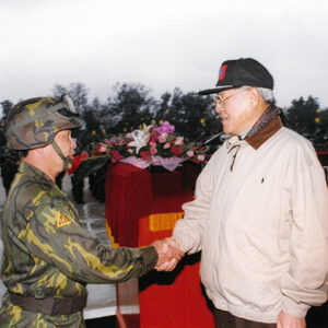 李登輝總統巡視金門南雄師裝部營。-李登輝總統活動照片冊-MOFA109179CF-2020-12-PH00164-095