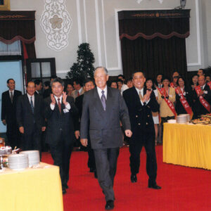 李登輝總統於總統府以茶會款待八十八年全國模範勞工代表黃碧岳等人-李登輝總統活動照片冊-MOFA109179CF-2020-12-PH00165-011