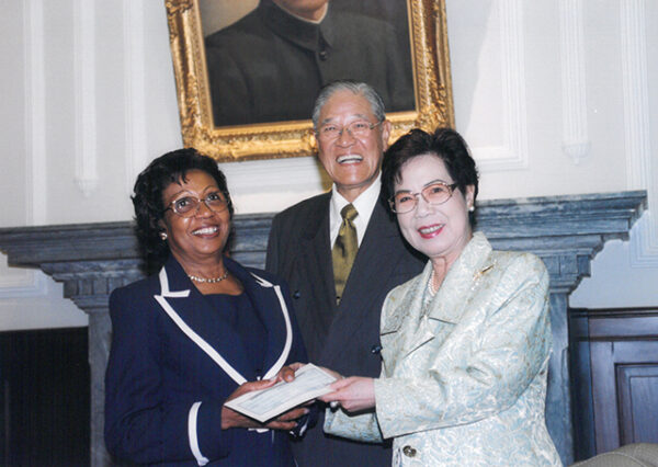 李總統伉儷於總統府接見聖多美普林西比民主共和國國陀達總統夫人-李登輝總統活動照片冊-MOFA109179CF-2020-12-PH00165-026