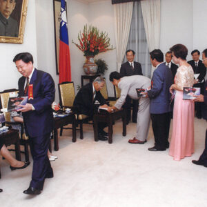 李登輝總統於總統府接見八十八年度推動環境保護有功人員黃明珠-李登輝總統活動照片冊-MOFA109179CF-2020-12-PH00165-031