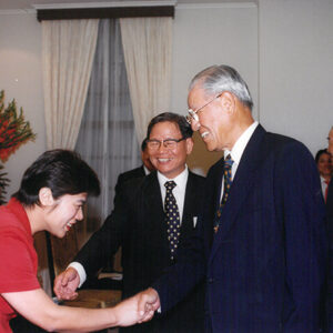 李總統於總統府接見績優捐血人王秋瓊女士等人-李登輝總統活動照片冊-MOFA109179CF-2020-12-PH00165-033