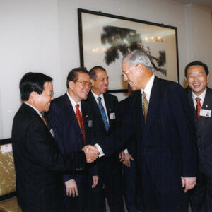 李總統於總統府接見菲律賓各宗親聯合會代表許自欽等人-李登輝總統活動照片冊-MOFA109179CF-2020-12-PH00165-048