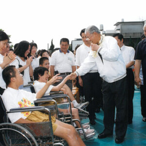 李總統蒞臨湖口探訪私立香園紀念教養院-李登輝總統活動照片冊-MOFA109179CF-2020-12-PH00165-060