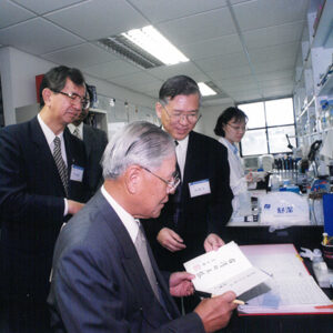 李總統蒞臨中央研究院參參觀人文醫學科學研究所-李登輝總統活動照片冊-MOFA109179CF-2020-12-PH00165-066