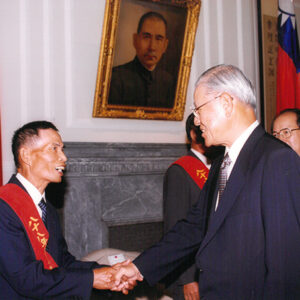 李登輝總統於總統府以茶會款待國際青商會南區重要幹部-李登輝總統活動照片冊-MOFA109179CF-2020-12-PH00165-083