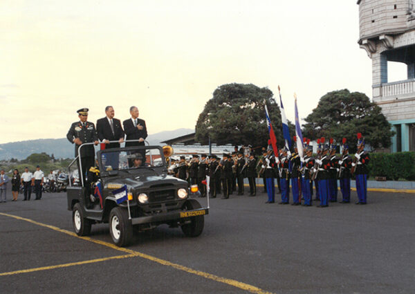宏都拉斯總統雷伊納(右二)以軍禮迎李總統登輝先生到訪-李總統照片冊-MOFA109179CF-2020-12-PH00167-004