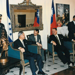 李總統登輝先生拜會宏都拉斯總統雷伊納(右一座著)-李總統照片冊-MOFA109179CF-2020-12-PH00167-005