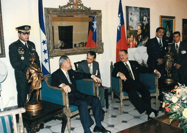 李總統登輝先生拜會宏都拉斯總統雷伊納(右一座著)-李總統照片冊-MOFA109179CF-2020-12-PH00167-005