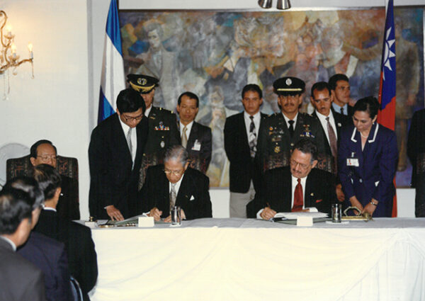 李總統登輝先生與宏都拉斯總統雷伊納分別代表兩國政府簽署聯合公報-李總統照片冊-MOFA109179CF-2020-12-PH00167-007