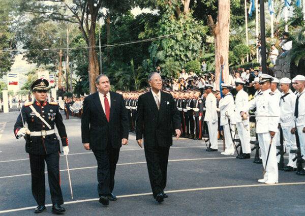 薩爾瓦多總統賈德隆(左二)於總統府以軍禮歡迎李總統登輝先生-李總統照片冊-MOFA109179CF-2020-12-PH00167-008