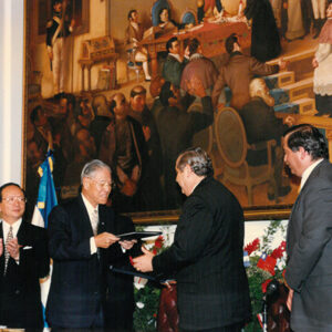 李總統登輝先生與薩爾瓦多總統賈德隆(右二)分別代表兩國政府簽署聯合公報-李總統照片冊-MOFA109179CF-2020-12-PH00167-009