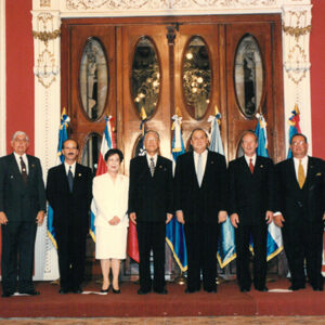 李總統登輝先生暨夫人與尼加拉瓜總統阿雷曼(右一)、瓜地馬拉總統阿爾蘇(右二)哥斯大黎加總統費蓋雷斯(左二)及貝里斯總理等參加薩爾瓦多總統賈德隆(右三)之歡迎酒會合影-李總統照片冊-MOFA109179CF-2020-12-PH00167-011