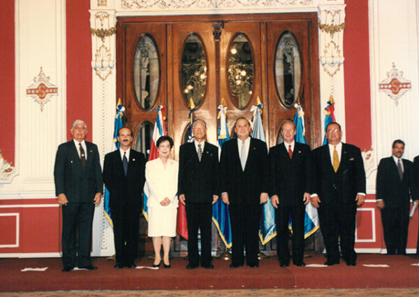 李總統登輝先生暨夫人與尼加拉瓜總統阿雷曼(右一)、瓜地馬拉總統阿爾蘇(右二)哥斯大黎加總統費蓋雷斯(左二)及貝里斯總理等參加薩爾瓦多總統賈德隆(右三)之歡迎酒會合影-李總統照片冊-MOFA109179CF-2020-12-PH00167-011