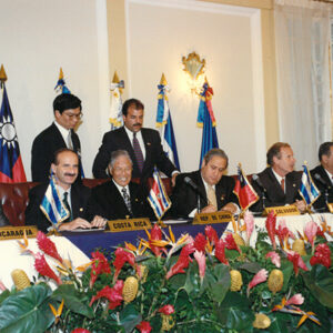 李登輝總統登輝先生與中美洲五國元首及貝里斯總理簽署聯合公報(右一為貝里斯總理艾斯吉維、右二維宏都拉斯總統雷伊納、右三維瓜地馬拉總統阿爾蘇、右四為薩爾瓦多總統賈德隆、左一為尼加拉瓜總統阿雷曼、左二為哥斯大黎加總統費蓋雷斯-李總統照片冊-MOFA109179CF-2020-12-PH00167-012