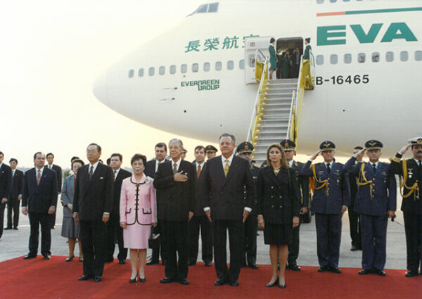 李總統登輝先生訪問巴拉圭，巴國總統瓦斯莫西伉儷(前排右一、右二)以軍禮歡迎-李總統照片冊-MOFA109179CF-2020-12-PH00167-013