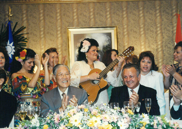 巴拉圭總統瓦斯莫西(右一)以午宴款待李總統登輝先生-李總統照片冊-MOFA109179CF-2020-12-PH00167-015