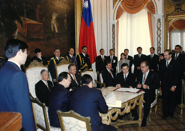 中華民國與巴拉圭簽署空中運輸協定，李總統登輝先生與巴拉圭總統瓦斯莫西在場觀禮-李總統照片冊-MOFA109179CF-2020-12-PH00167-016