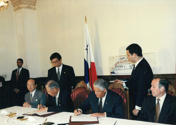 李總統登輝先生與巴拿馬總統巴雅達雷斯分別代表兩國政府簽署聯合公報-李總統照片冊-MOFA109179CF-2020-12-PH00167-030