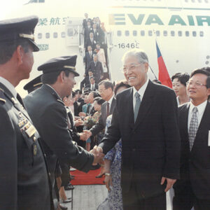 宏都拉斯官員於瑪雅瓜軍用機場歡迎李總統登輝先生一行到訪-李總統照片冊-MOFA109179CF-2020-12-PH00167-044