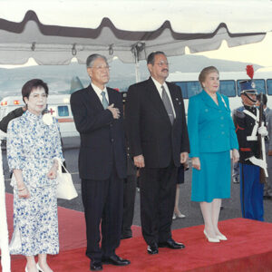 李總統登輝先生於宏都拉斯首都機場接受軍禮歡迎(右二為宏都拉斯總統雷伊納)-李總統照片冊-MOFA109179CF-2020-12-PH00167-045